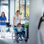 Enfant en fauteuil roulant à l'hôpital