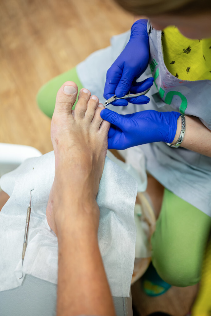 Pédicure coupant les ongles des pieds