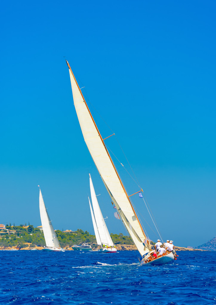 Voiliers sur mer bleue