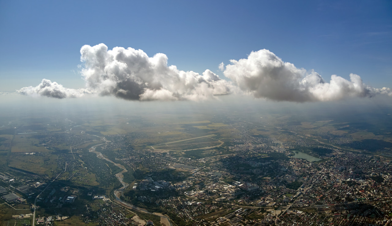 Ville sous un ciel nuageux