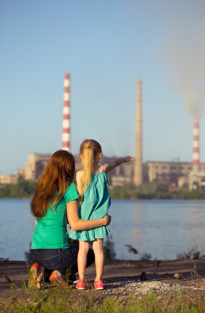 Mère et enfant regardent usine