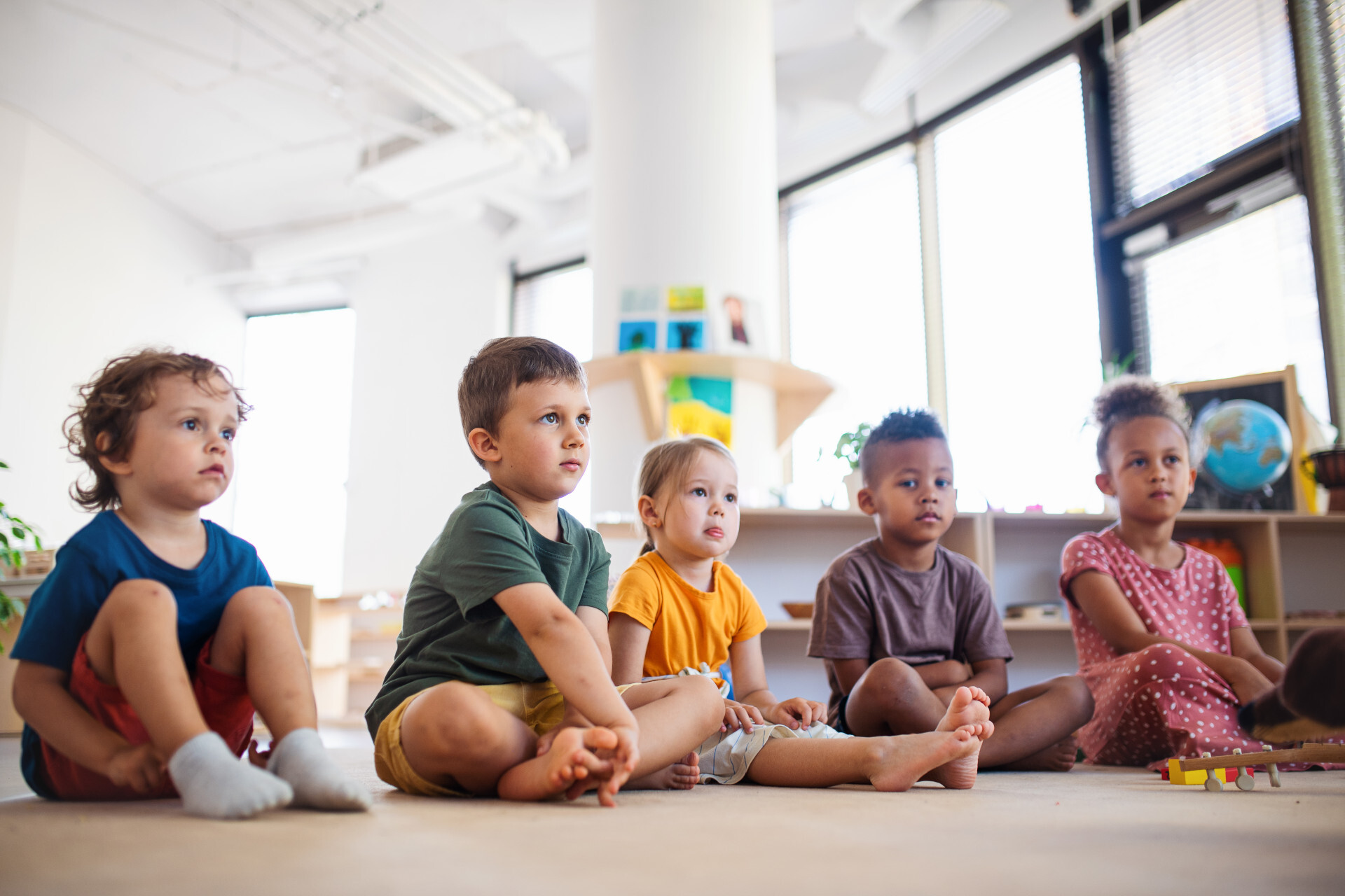 Enfants écoutant attentivement en classe