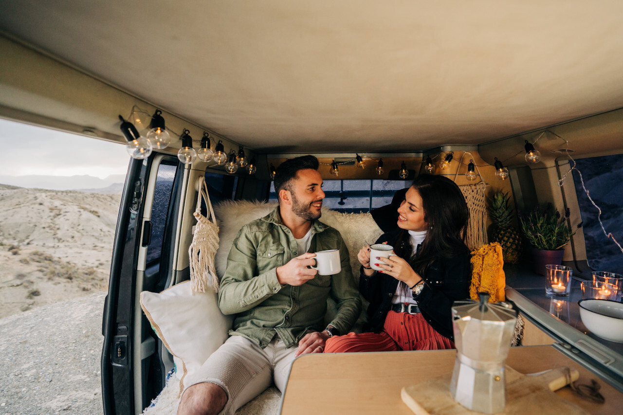 Couple partageant un café en van